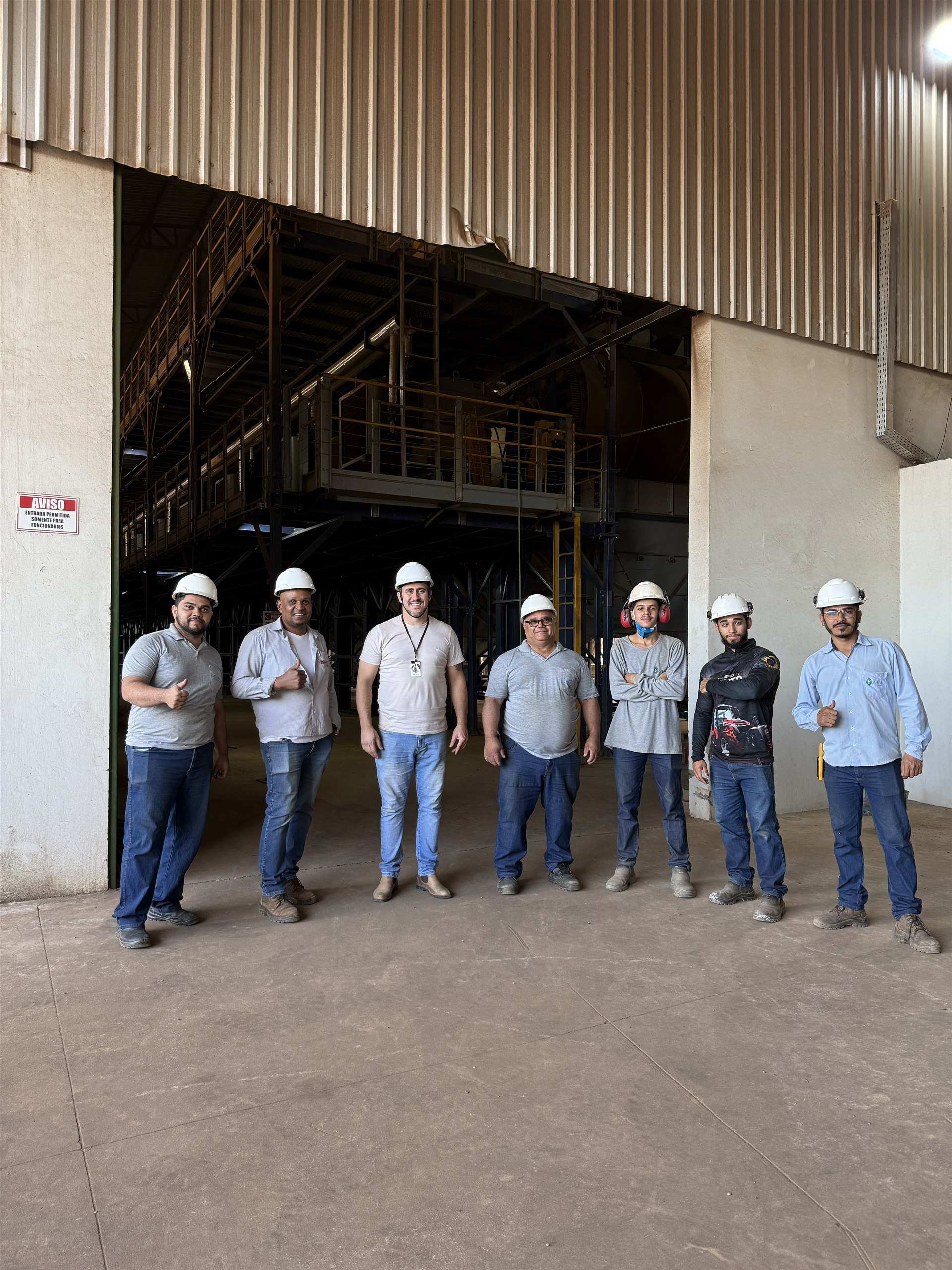 Equipe após treinamento em uma instalação de secagem